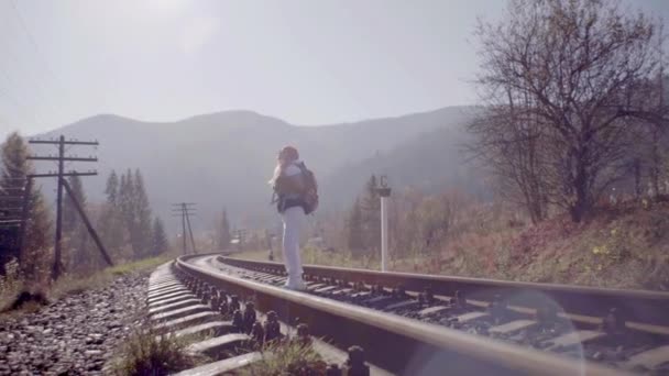 Meisje Gaat Rails Spoor Hoog Bergen Een Trein — Stockvideo