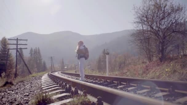 Chica Sobre Raíles Por Ferrocarril Alto Las Montañas Tren — Vídeo de stock