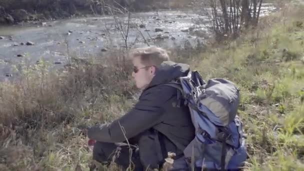 Turista Cestující Zármutku Sám Při Hledání Dobrodružství Procházky Blízkosti Řeky — Stock video