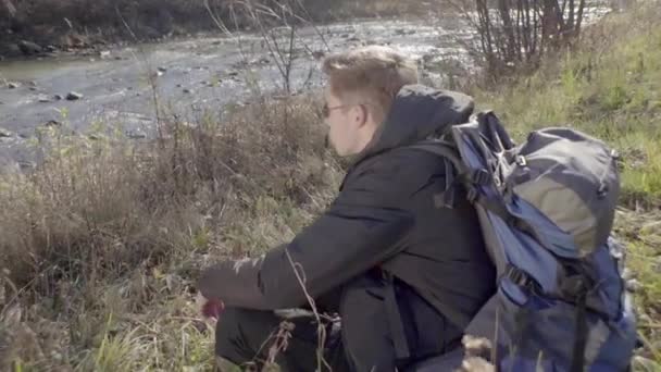 Turysta Podróżujący Żałobie Samotny Poszukiwaniu Przygody Spacerujący Pobliżu Rzeki Przez — Wideo stockowe