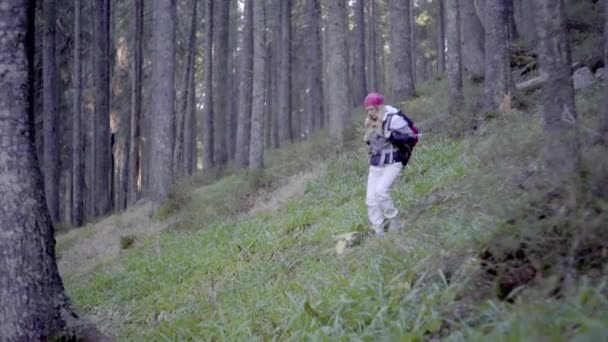 Turystka Podróżująca Żałobie Samotna Poszukiwaniu Przygody Spacerująca Pobliżu Rzeki Przez — Wideo stockowe