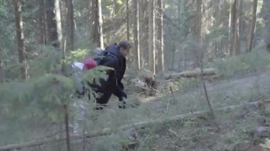 Bir kızla yürüyüşe çıkan bir adam, dağların tepesine çıkar, nehirden geçer ve dağlardaki ormana gider.