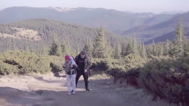 Bir Kızla Yürüyüşe Çıkan Bir Adam Dağların Tepesine Çıkar Nehirden — Stok video