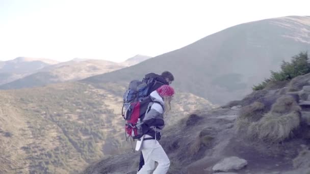 Guy Girl Goes Hike Top Mountain River Forest Mountains — Stock Video