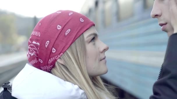 Loving Couple Tourists Say Goodbye Platform Station Train — Stock Video