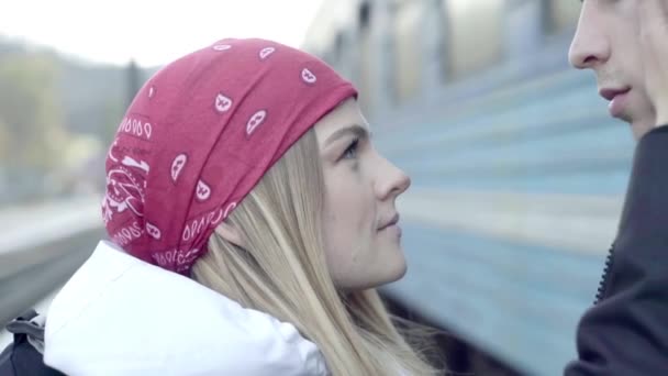 Pareja Amorosa Turistas Decir Adiós Plataforma Estación Cerca Del Tren — Vídeo de stock