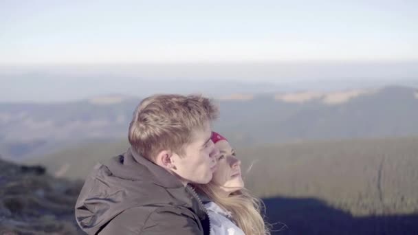 一个男人和一个女孩一起去远足 穿过河流到达山顶 然后在山上的森林里 — 图库视频影像