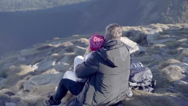 Tipo Con Una Chica Excursión Cima Montaña Través Del Río — Vídeo de stock