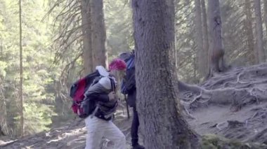 Bir kızla yürüyüşe çıkan bir adam, dağların tepesine çıkar, nehirden geçer ve dağlardaki ormana gider.