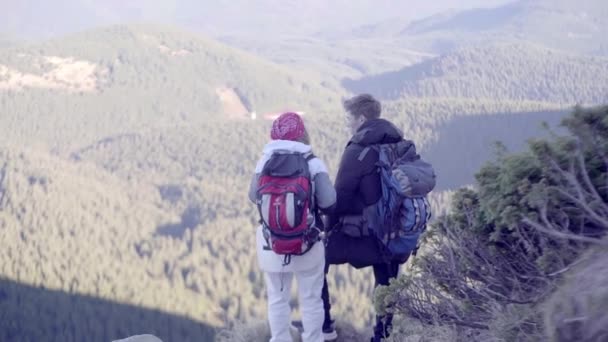 Ein Kerl Mit Einem Mädchen Geht Wandern Auf Den Gipfel — Stockvideo