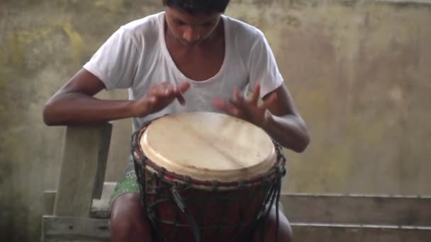 Хлопець Грає Барабані Джунглях Величезний Бонг — стокове відео