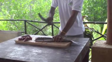 Bir Sri Lanka sakini, onu bıçakla kesti, Dorado balığını hazırladı ve misafirlere götürdü.