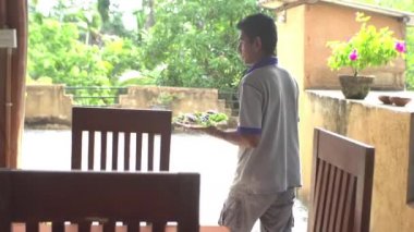 Bir Sri Lanka sakini, onu bıçakla kesti, Dorado balığını hazırladı ve misafirlere götürdü.