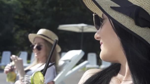 Meninas Relaxar Perto Piscina Tomar Sol Conversar Beber Coquetel — Vídeo de Stock