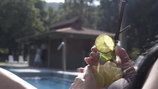 Meisjes Ontspannen Bij Het Zwembad Zonnebaden Kletsen Drinken Een Cocktail — Stockvideo