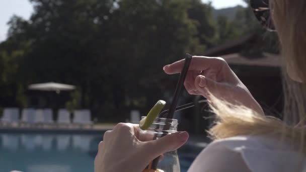 Chicas Relajarse Cerca Piscina Tomar Sol Charlar Beber Cóctel — Vídeo de stock