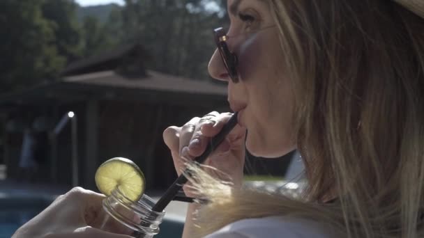Les Filles Détendre Près Piscine Bronzer Discuter Boire Cocktail — Video