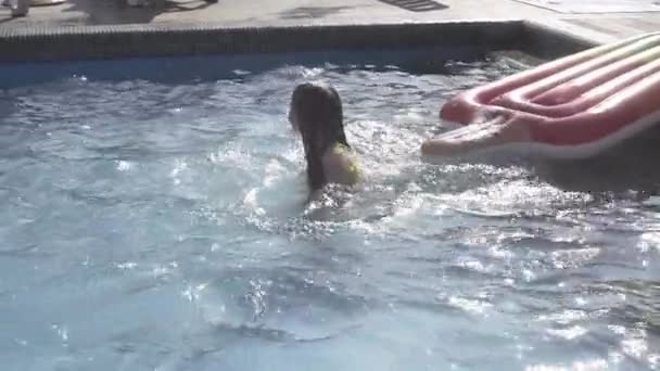 Les Enfants Nagent Dans Piscine Sur Matelas Gonflable Vaporisent Eau — Video