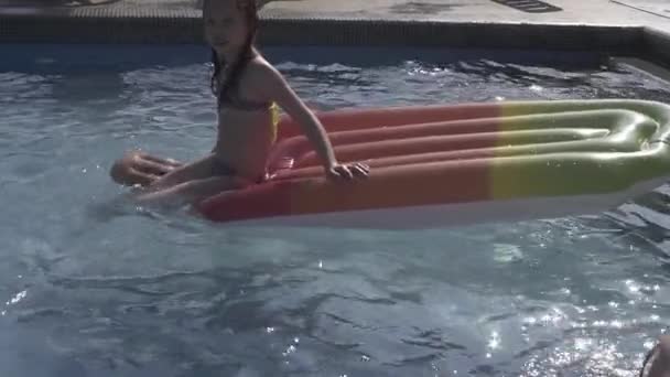 Kinder Schwimmen Pool Auf Einer Luftmatratze Besprühen Sich Gegenseitig Mit — Stockvideo