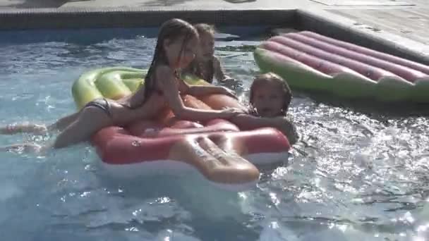 Çocuklar Havuzda Şişme Yatakta Yüzer Birbirlerine Sıkarlar — Stok video