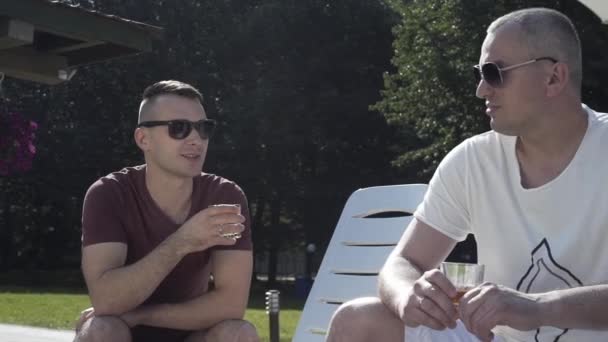 Dos Hombres Vacaciones Hablan Vida Beben Whisky — Vídeo de stock