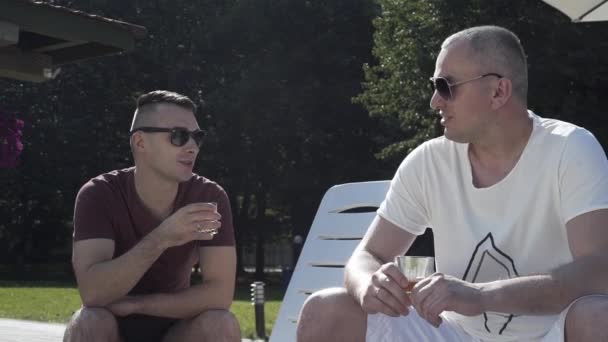 Két Férfi Vakációzik Életről Beszélnek Whiskyt Isznak — Stock videók