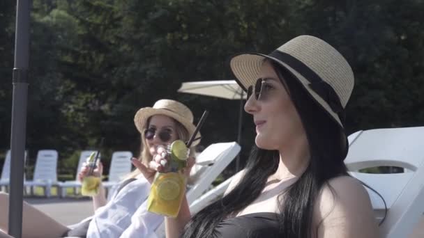 Chicas Relajarse Cerca Piscina Tomar Sol Charlar Beber Cóctel — Vídeos de Stock