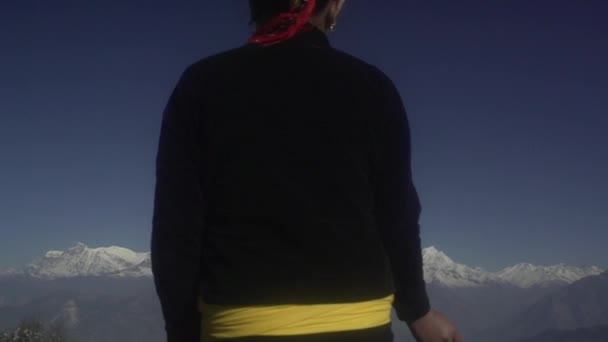 喜马拉雅山 尼泊尔 珠穆朗玛峰 安娜普尔纳 古寺的模范女孩 — 图库视频影像