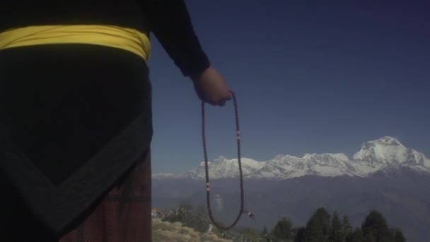 ヒマラヤ ネパール ジャングル エベレスト チベット アナプルナ ダンス 古代寺院のモデルの女の子 — ストック動画