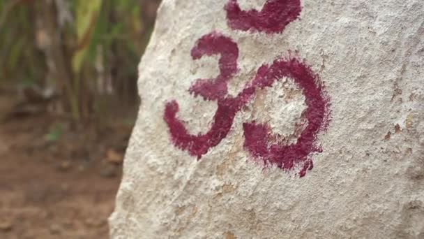 古代の記号Omは 仏教のシンボル アジアでは 遺跡で僧侶によって作成されました — ストック動画