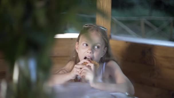 朝食時の女の子は パンを食べる テーブル 屋外の展望台で 朝食を置く — ストック動画