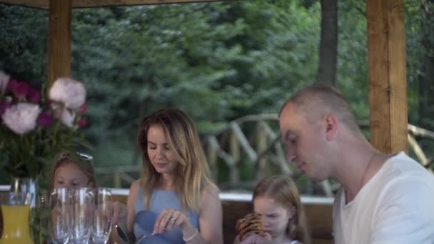 Familia Cenando Noche Verano Mesa Tendida Aire Libre Gazebo Desayuno — Vídeo de stock