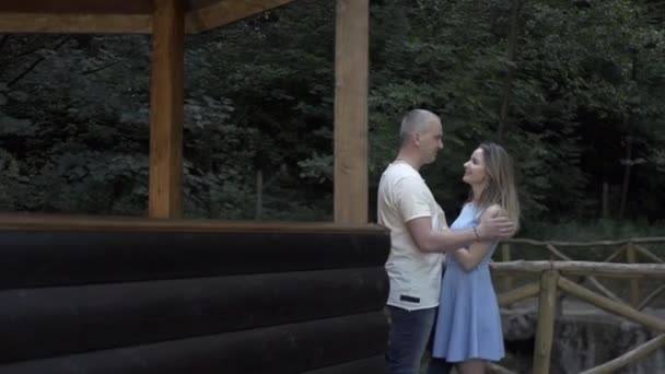 Mutlu Kızlar Köprünün Üzerinden Neşeli Ebeveynlerine Koşuyor Anne Babaların Sevgi — Stok video