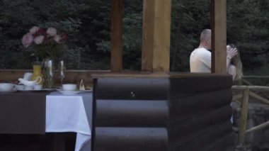 Mutlu kızlar köprünün üzerinden neşeli ebeveynlerine koşuyor. Anne ve babaların sevgi dolu kucaklamaları..
