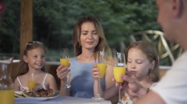 Aile yaz akşamı yemek yiyor. Masa, açık hava, çardak, kahvaltı.