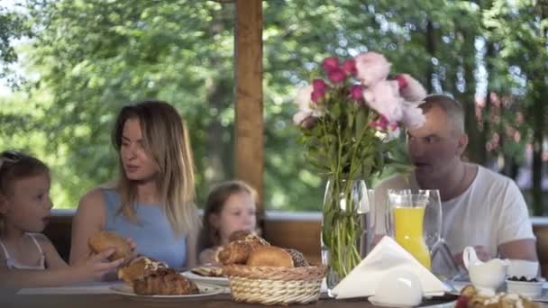 Familia Cenando Noche Verano Mesa Tendida Aire Libre Gazebo Desayuno — Vídeos de Stock