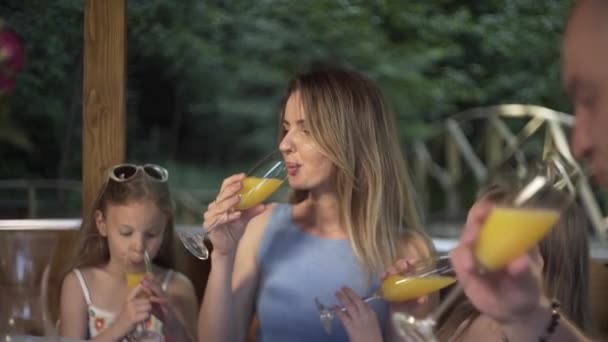 Rodina Večeří Létě Večer Odložený Stůl Venku Altánku Snídaně — Stock video
