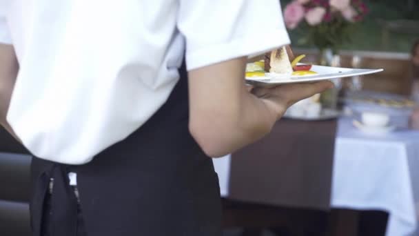 Familia Cenando Noche Verano Mesa Tendida Aire Libre Gazebo Desayuno — Vídeos de Stock