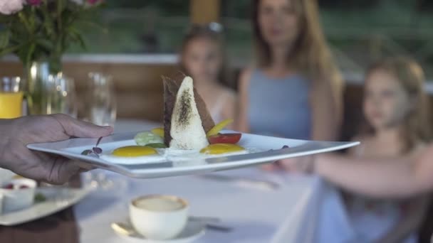 Семья Ужинает Летом Накрытый Стол Открытом Воздухе Беседке Завтрак — стоковое видео
