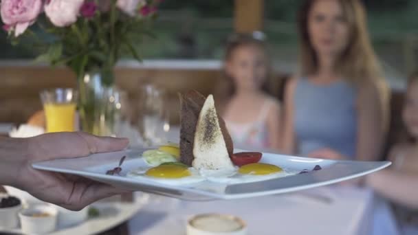 Familie Dineert Zomers Dektafel Buiten Het Prieel Ontbijt — Stockvideo
