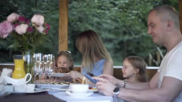 Familie Dineert Zomers Dektafel Buiten Het Prieel Ontbijt — Stockvideo