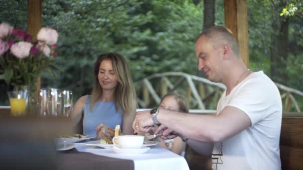 Familie Beim Abendessen Sommerabend Gedeckter Tisch Draußen Pavillon Frühstück — Stockvideo