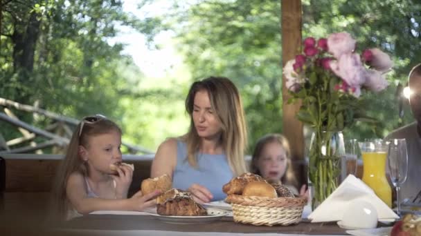 一家人在夏夜吃晚餐 铺好桌子 在外面的凉亭里 吃早饭 — 图库视频影像