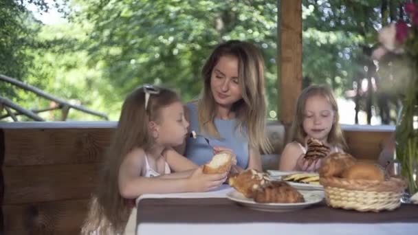 Familia Cenando Noche Verano — Vídeo de stock