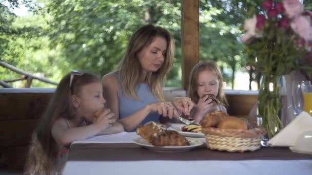 Aile Yaz Akşamı Yemek Yiyor — Stok video