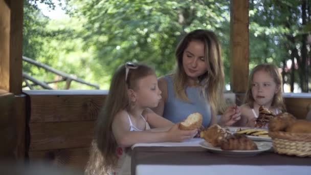 Familia Cenando Noche Verano — Vídeo de stock