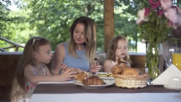 Família Jantando Noite Verão — Vídeo de Stock
