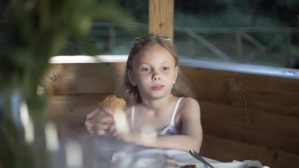 Meisje Bij Het Ontbijt Eet Een Broodje Dektafel Buiten Het — Stockvideo