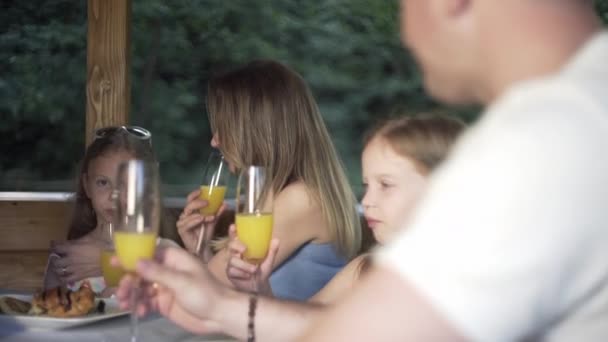 Familia Cenando Noche Verano — Vídeos de Stock