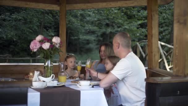 Familia Cenando Noche Verano — Vídeo de stock